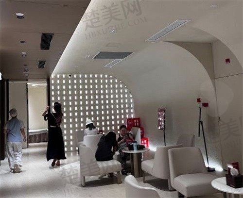 广州艺星医疗美容医院曾繁茂重睑修复8800元起，面部更加年轻精致了